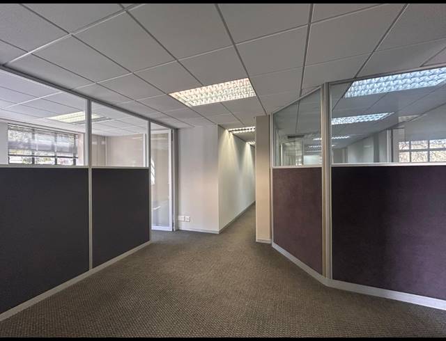 427M² OFFICE TO LET IN LYME PARK